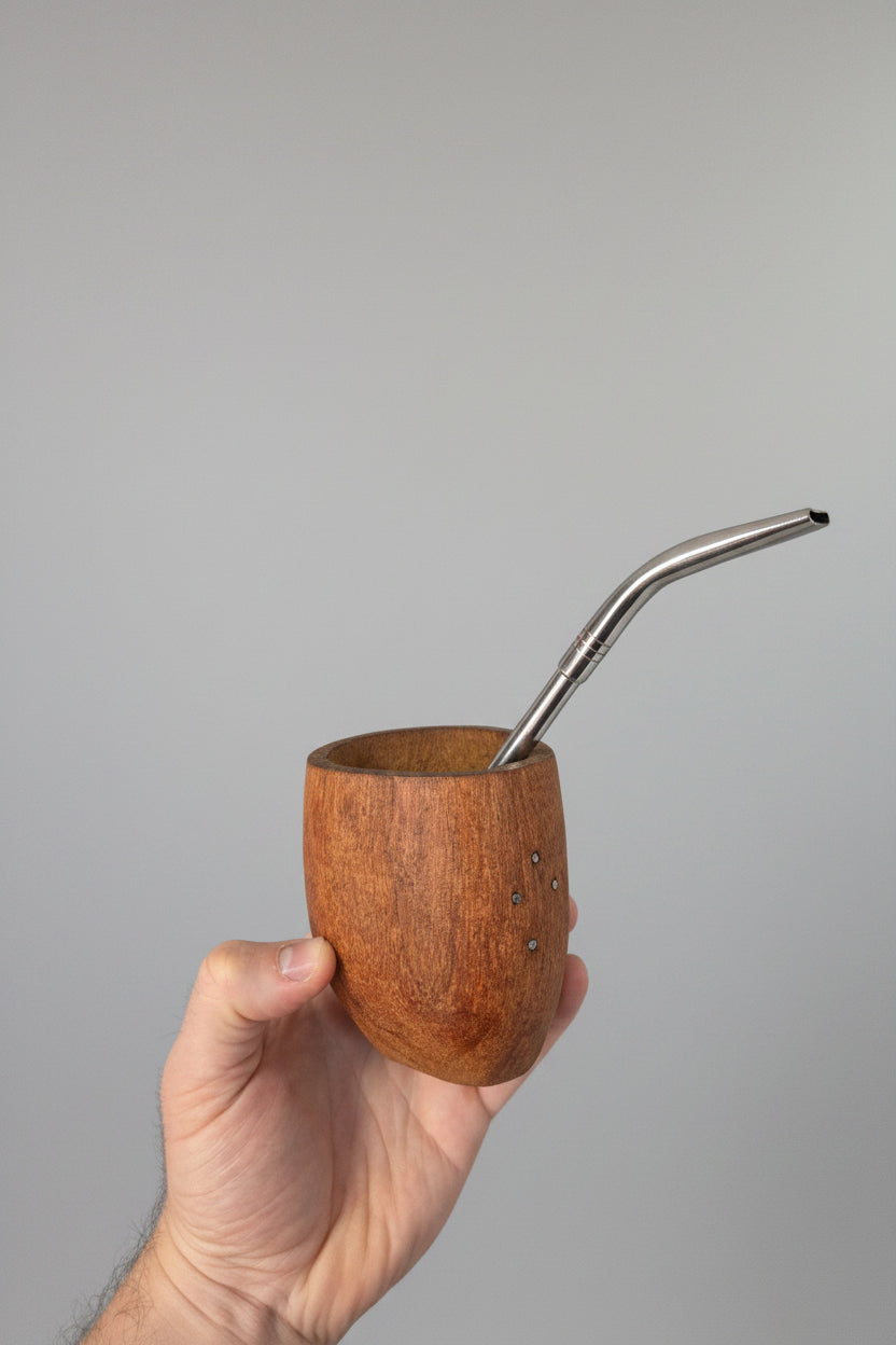 Vista lateral de mate ranchero de madera cruda de algarrobo macizo con bombilla para referencia.