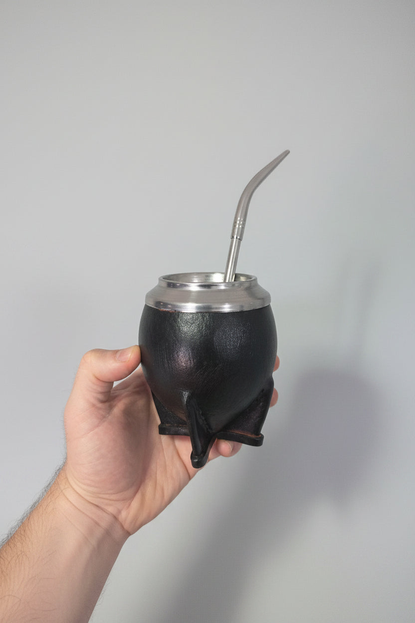 Mate torpedo de calabaza forrado en cuero negro con virola de acero con bombilla como referencia.