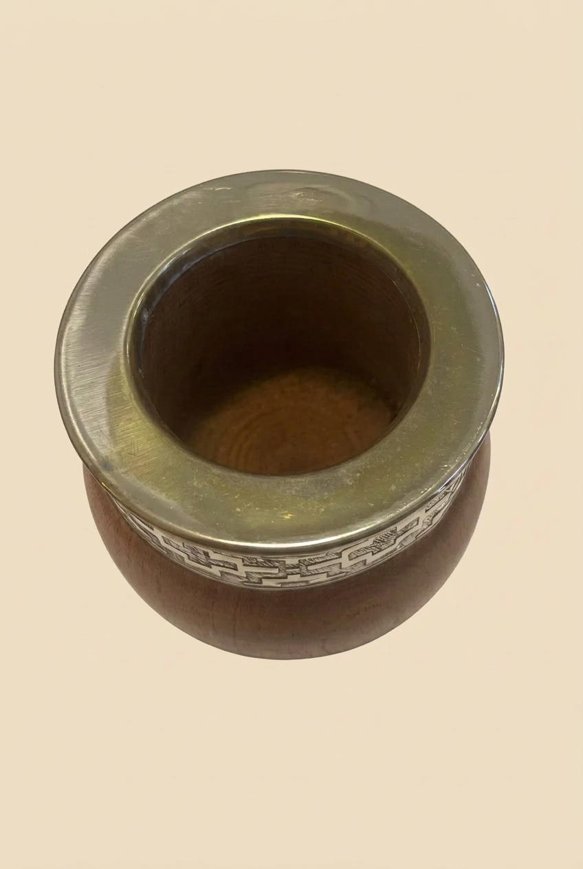 Mate Imperial de Algarrobo y Alpaca modelo 1 interior sobre fondo beige