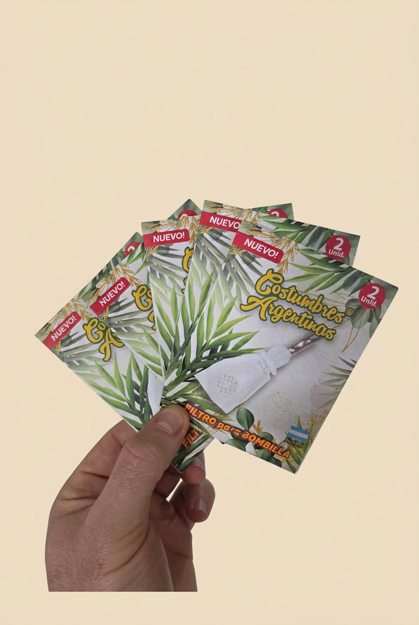 Filtros de Tela para Bombilla, envases sostenidos en una mano sobre fondo beige sin sombras