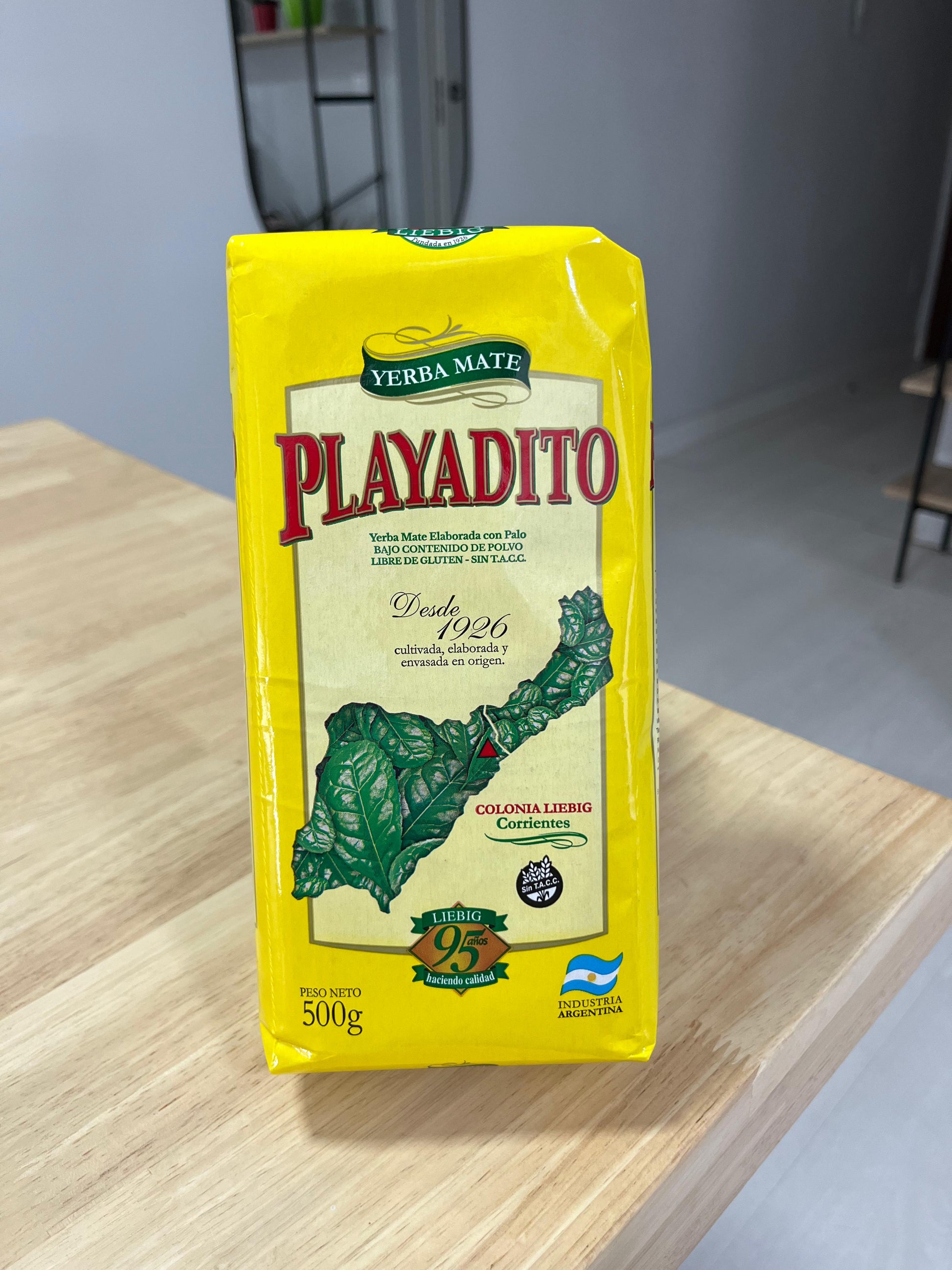 Vista frontal de paquete de yerba Playadito de 500g