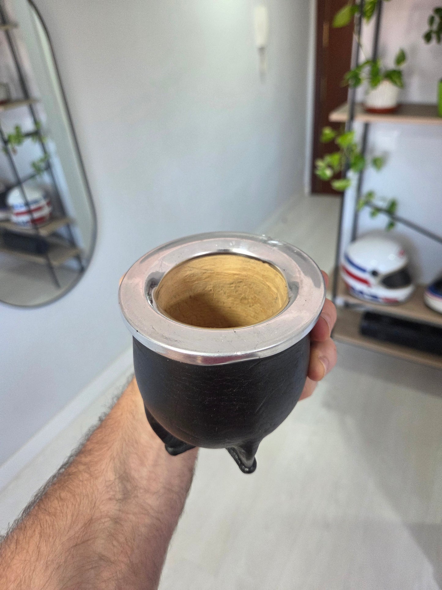 Vista frontal y del interior del mate camionero de calabaza forrado en cuero marrón con virola de acero.