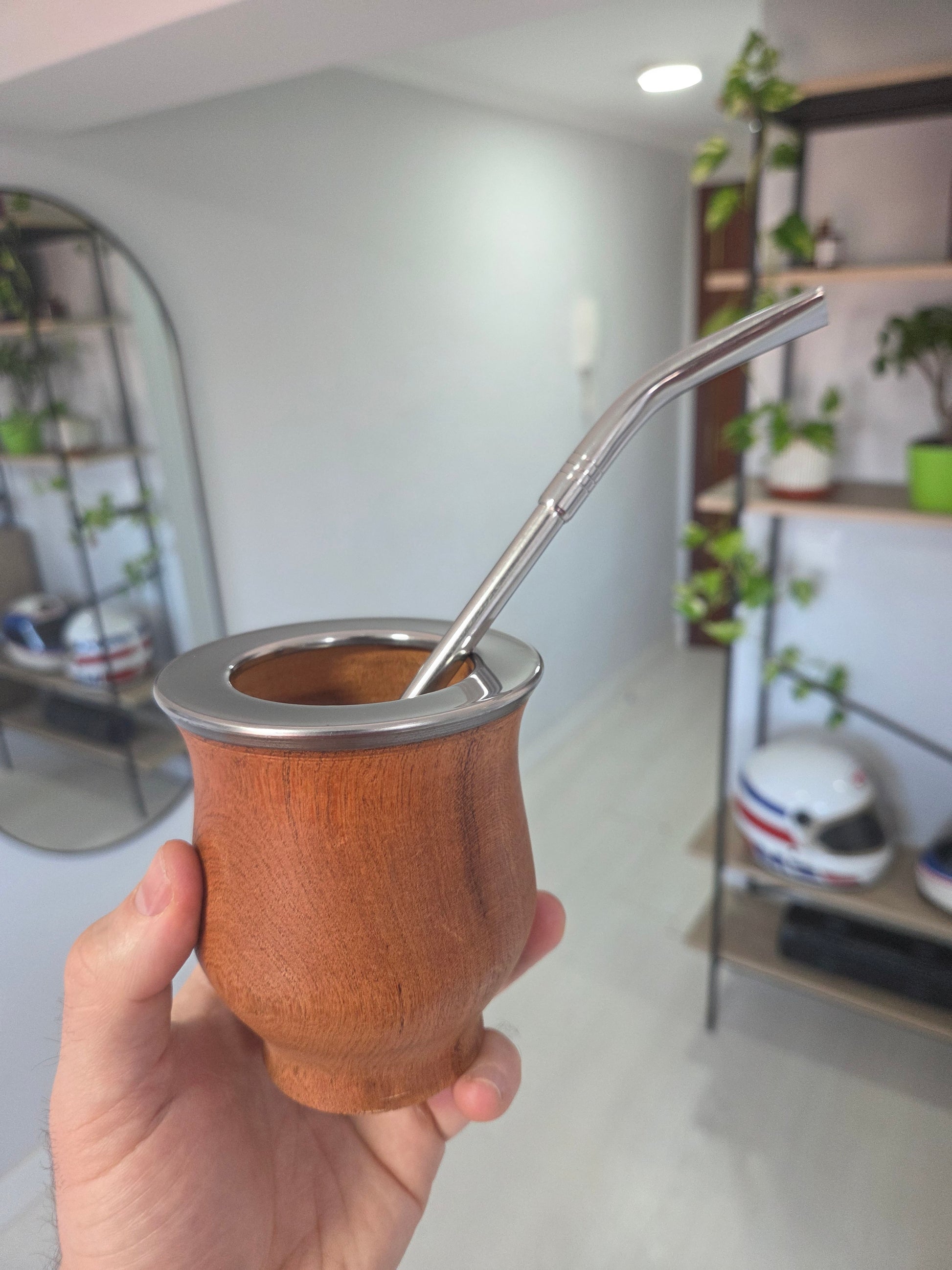 Vista lateral con bombilla de mate camionero de madera de algarrobo macizo con virola de acero corta. 