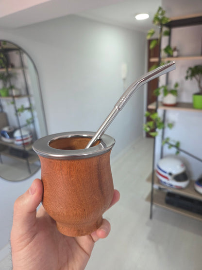 Vista lateral con bombilla de mate camionero de madera de algarrobo macizo con virola de acero corta. 
