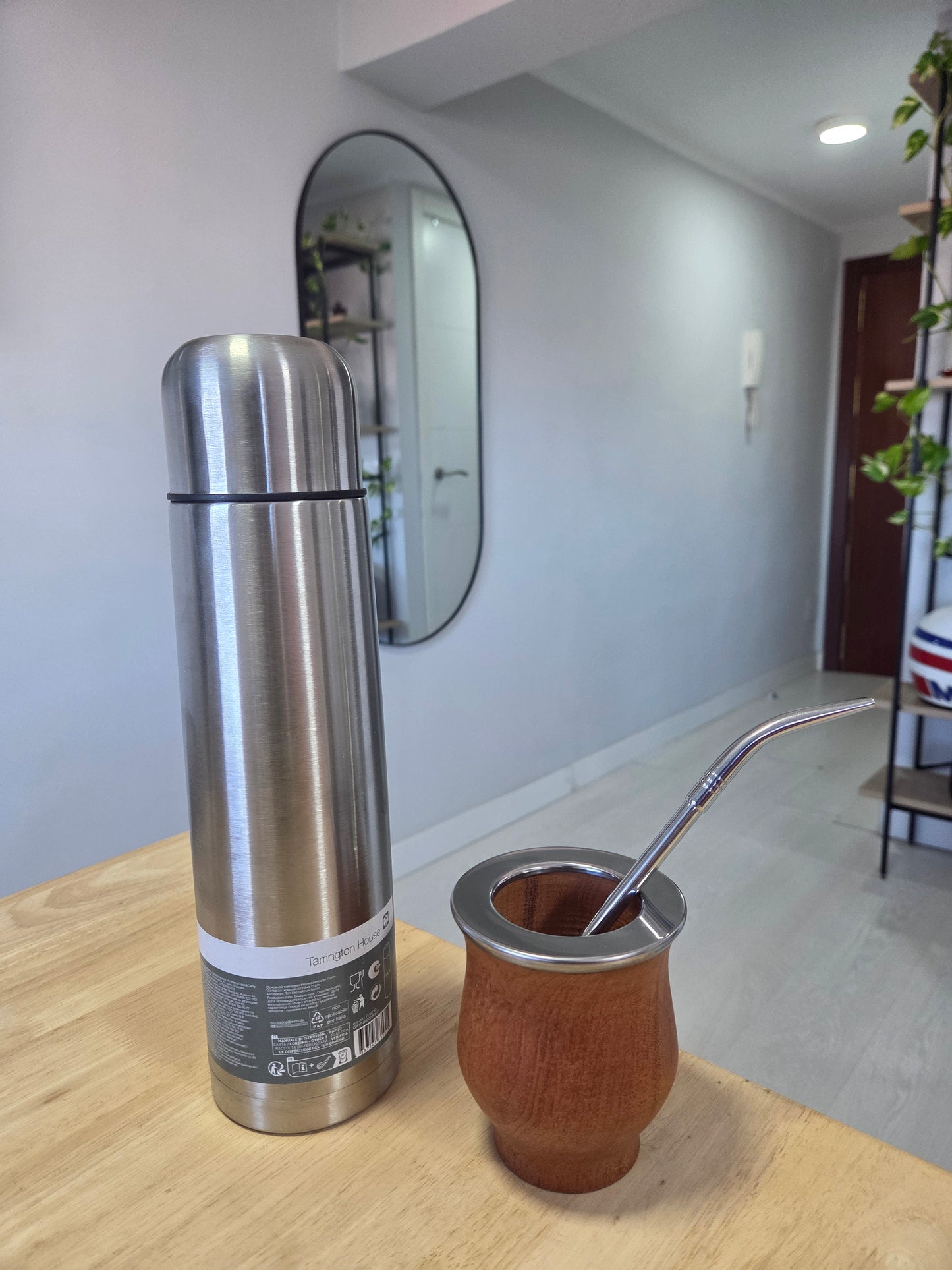 Mate camionero de madera de algarrobo macizo con termo para referencia y bombilla. 