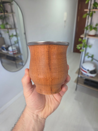 Vista frontal mate camionero de madera de algarrobo macizo con virola de acero.