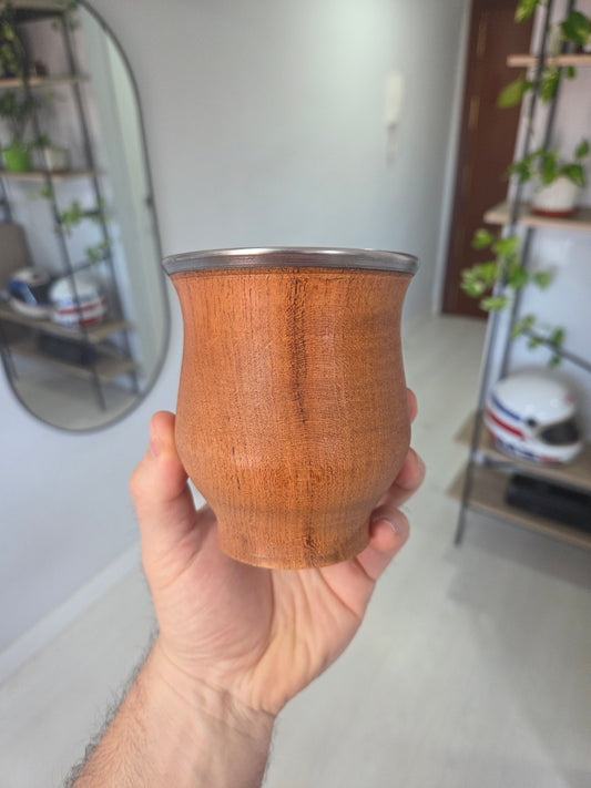 Vista frontal mate camionero de madera de algarrobo macizo con virola de acero.