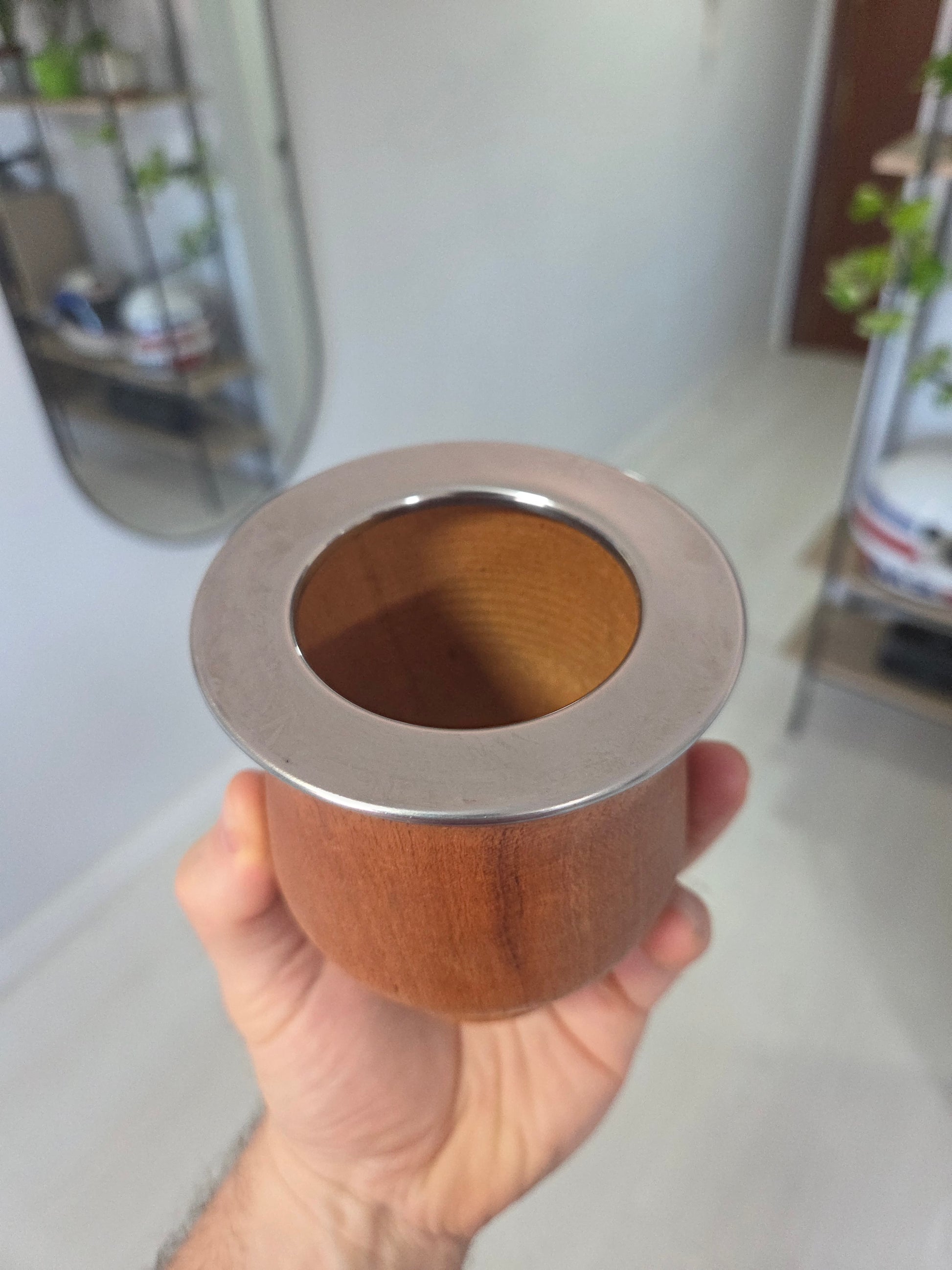 Vista superior de mate camionero de madera de algarrobo con primer plano de la virola lisa de acero. 