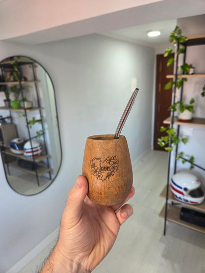 Frontal mate de madera de algarrobo lustrado con grabado láser con bombilla. 