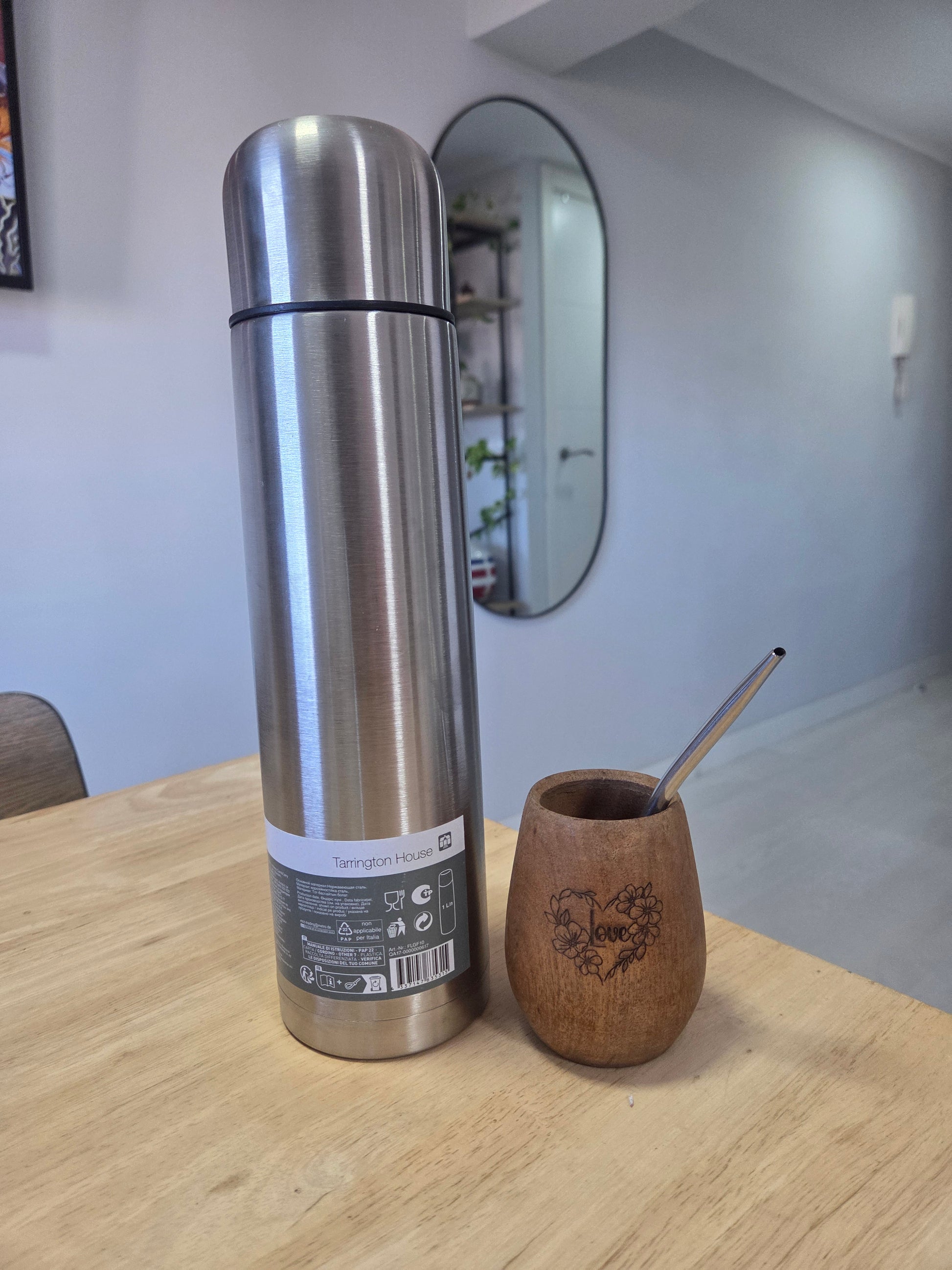 Mate de madera de algarrobo lustrado con grabado láser junto con termo de 1L.
