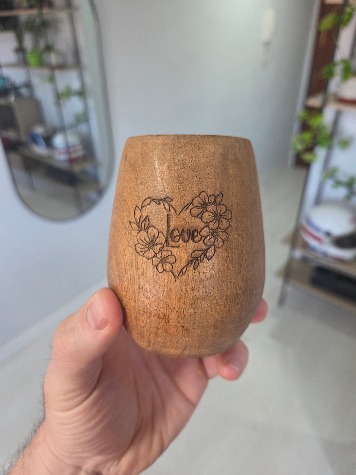 Frontal mate de madera de algarrobo lustrado con grabado láser.