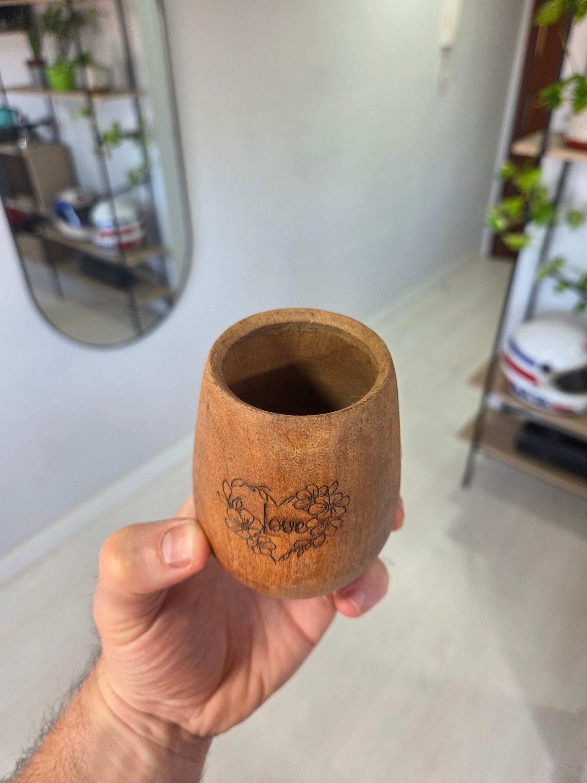 Frontal mate de madera de algarrobo lustrado con grabado láser con vista del interior. 
