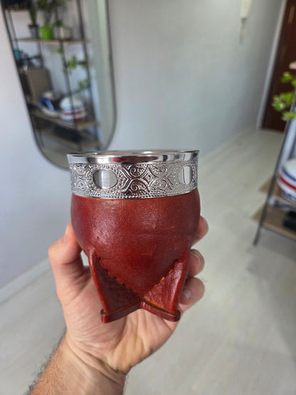 Vista frontal mate Imperial de calabaza con cuero burdeos y virola de acero cincelada.