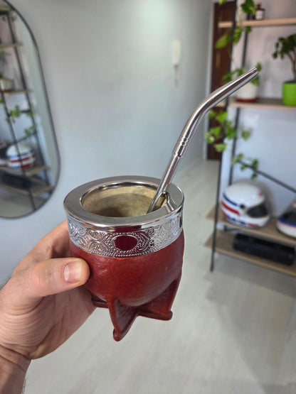 Mate Imperial de calabaza con cuero burdeos y virola de acero cincelada con bombilla. 