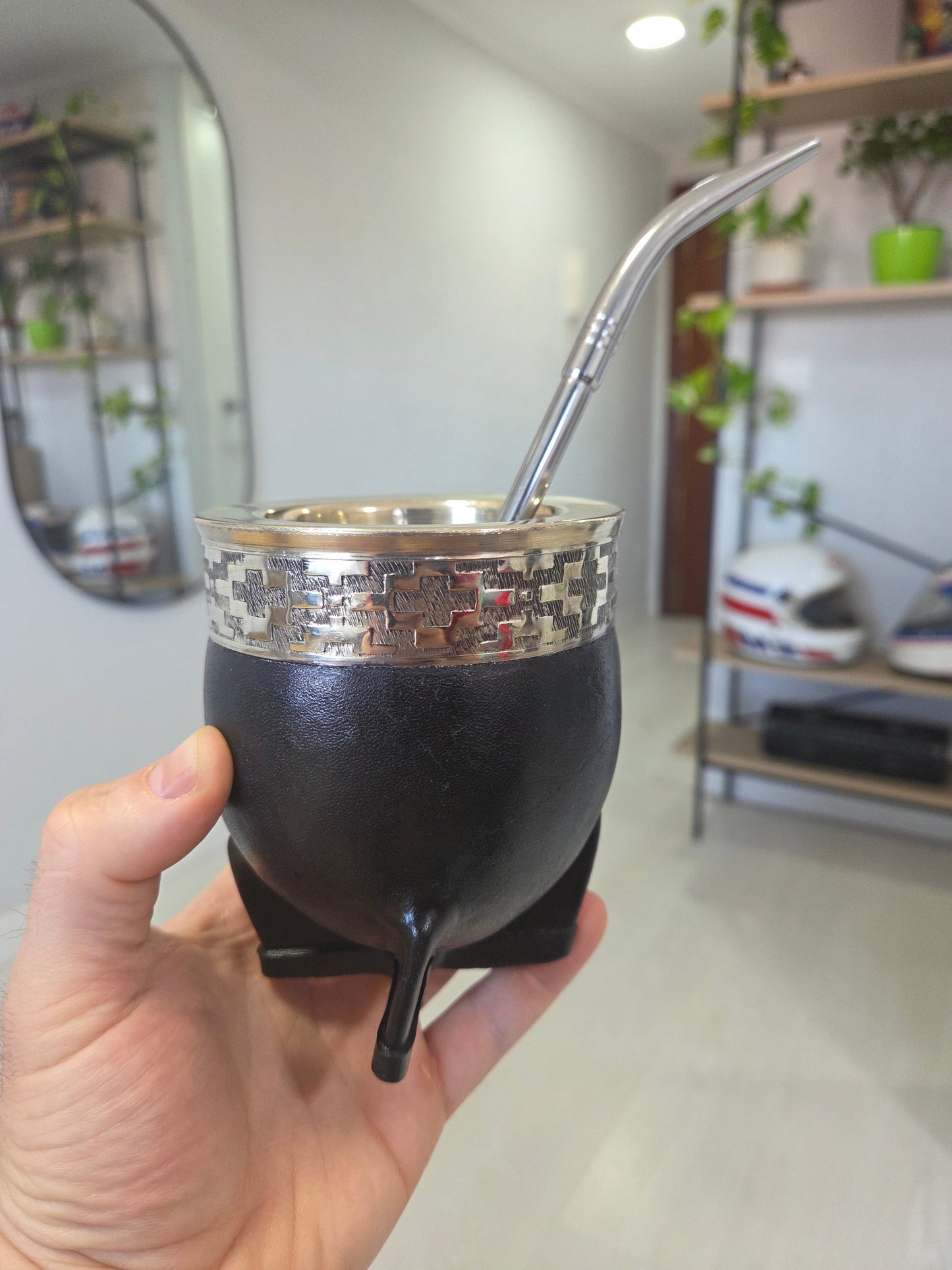 Vista frontal de mate con bombilla para tomar referencia del tamaño de la bombilla en un mate. 