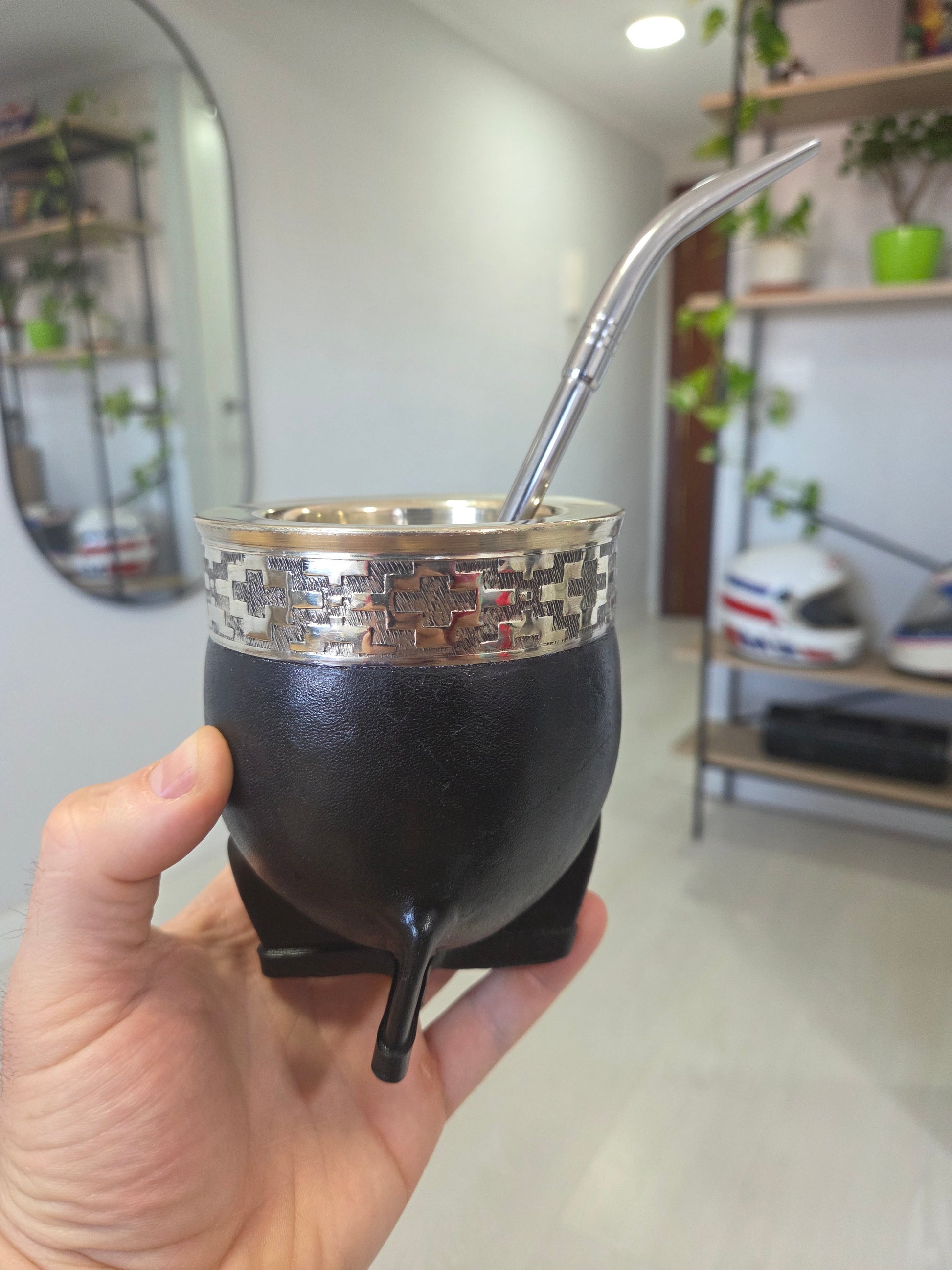 Vista frontal de mate con bombilla para tomar referencia del tamaño de la bombilla en un mate. 