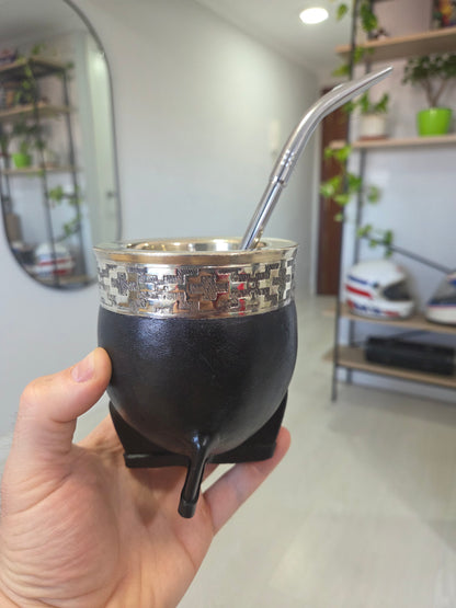 Mate Imperial de calabaza con cuero negro y virola de acero cincelada con bombilla. 