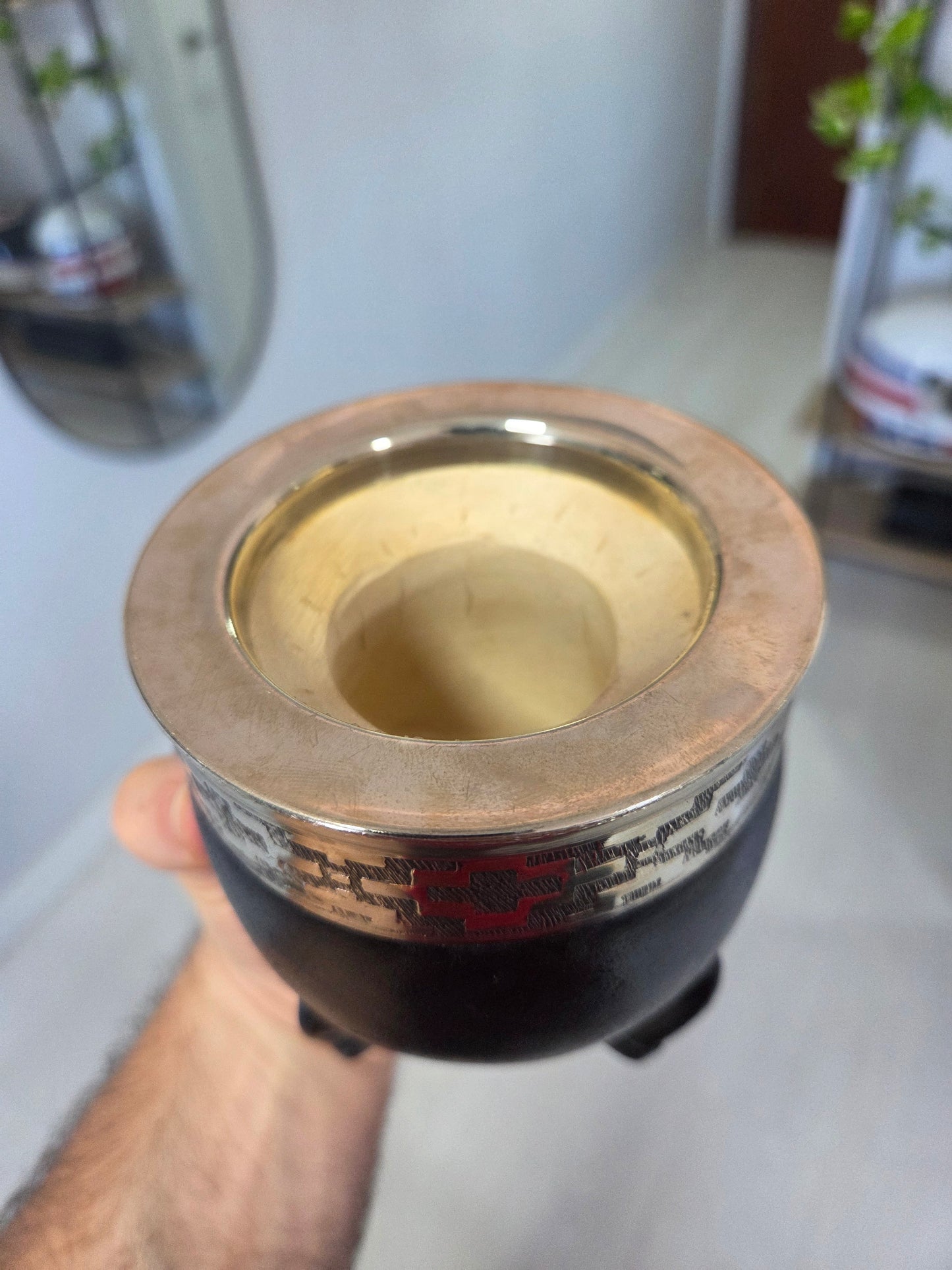 Vista superior de mate Imperial de calabaza con cuero negro y virola de acero cincelada con detalle del interior. 