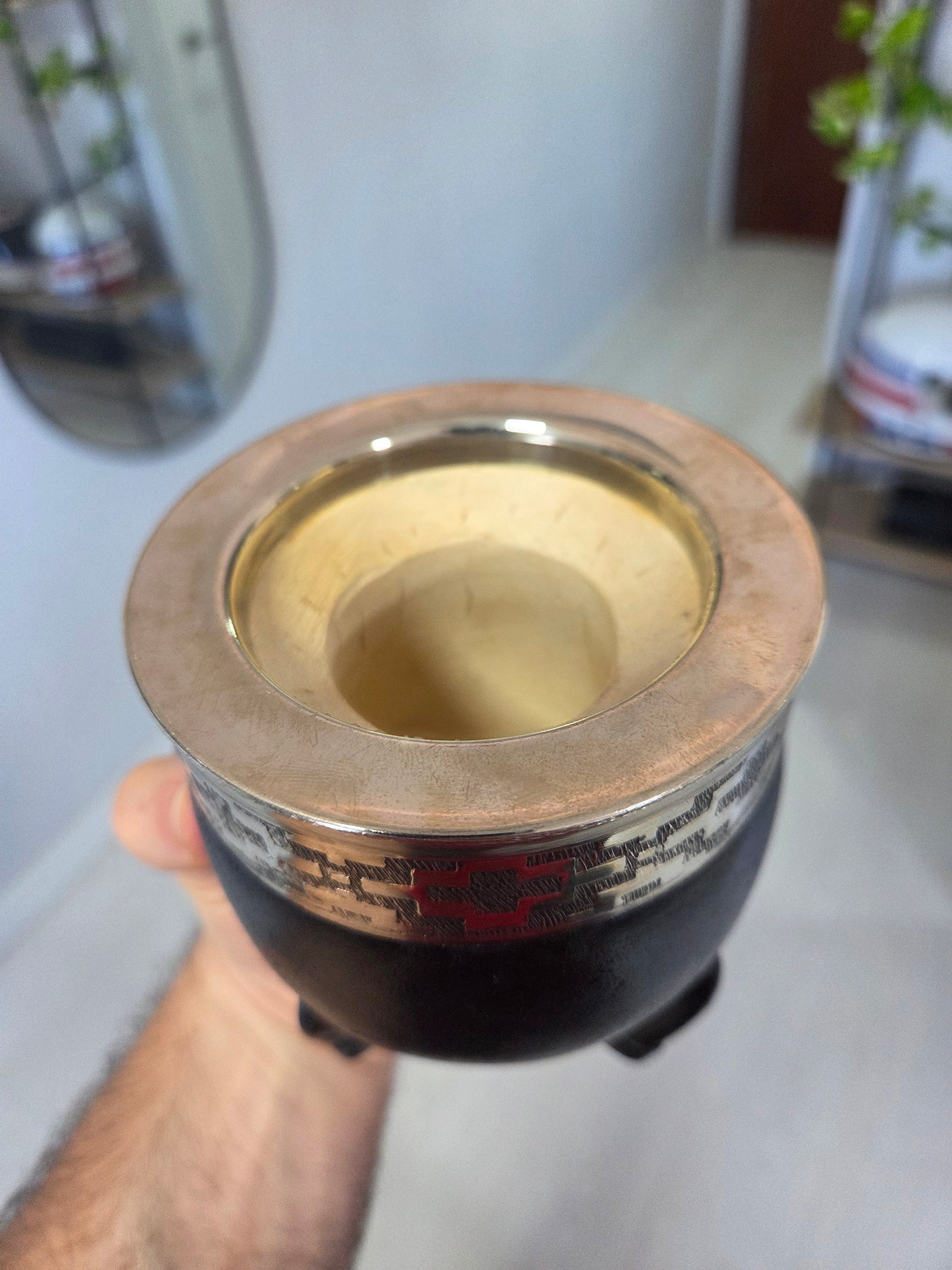 Vista superior de mate Imperial de calabaza con cuero negro y virola de acero cincelada con detalle del interior. 