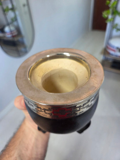 Vista superior de mate Imperial de calabaza con cuero negro y virola de acero cincelada con detalle del interior. 