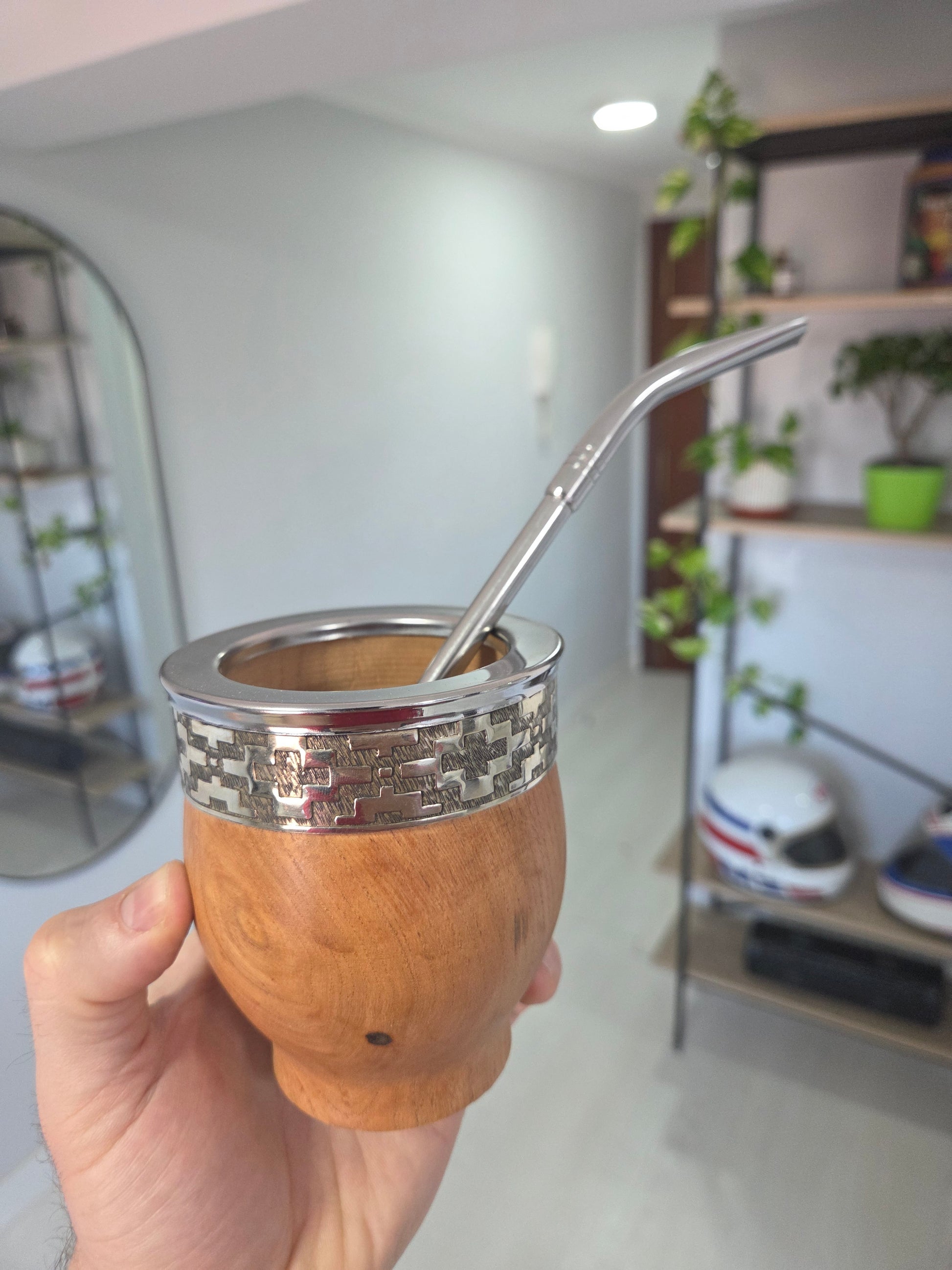 Mate Imperial de madera con bombilla de metal, destacando la guarda labrada.