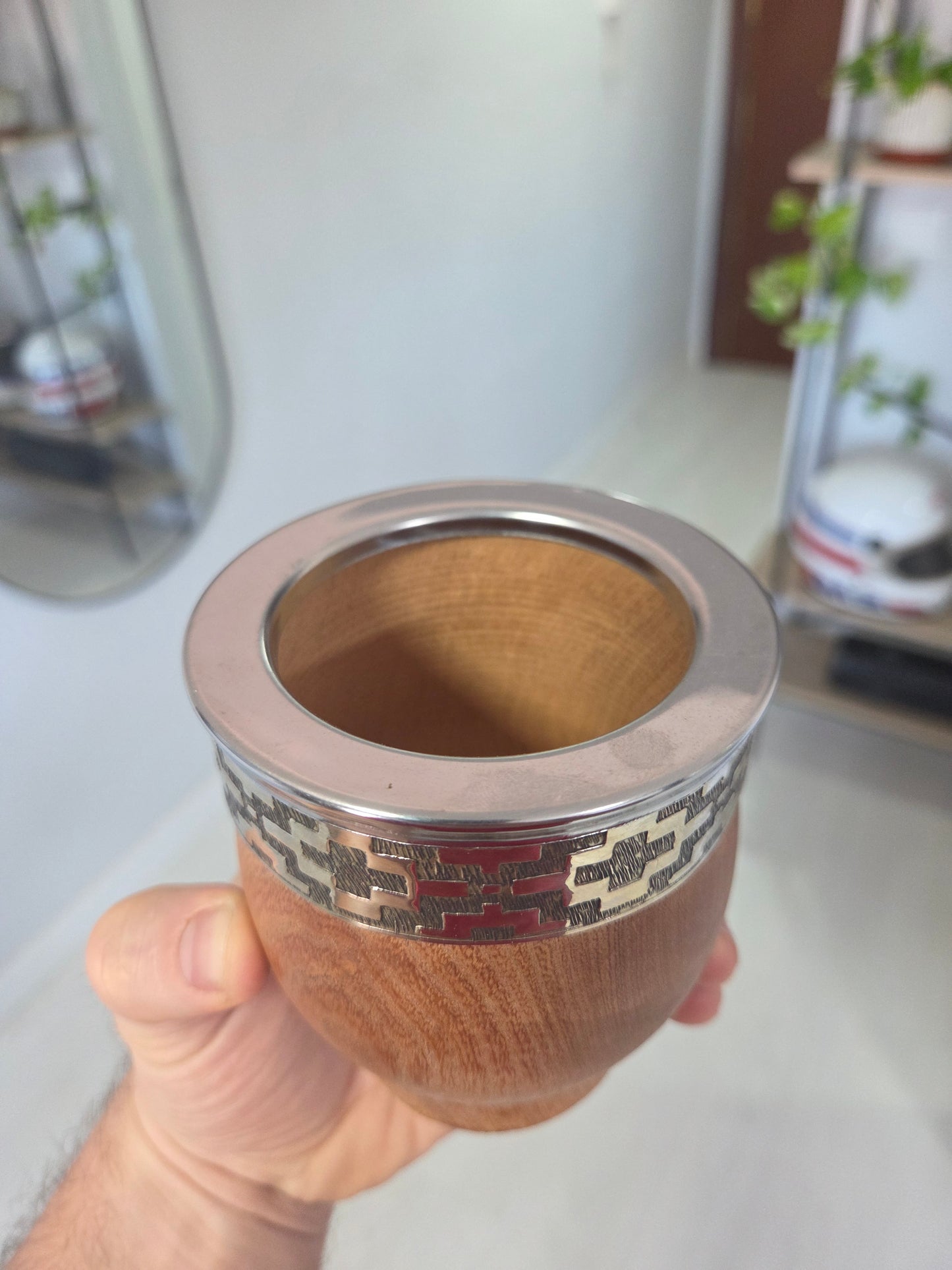 Mate de algarrobo visto desde arriba mostrando el interior de madera y la virola de acero lisa.