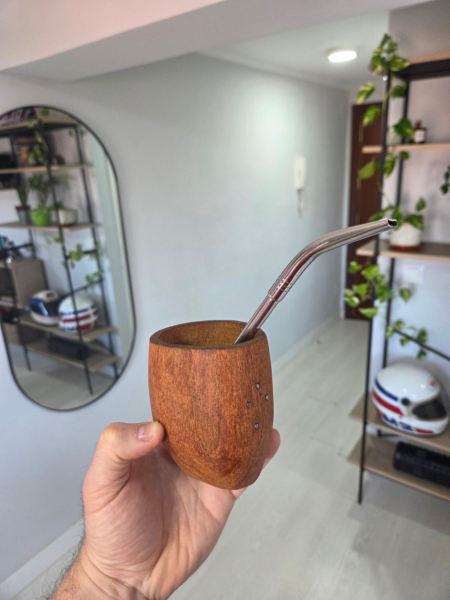 Vista lateral de mate ranchero de madera cruda de algarrobo macizo con bombilla para referencia. 