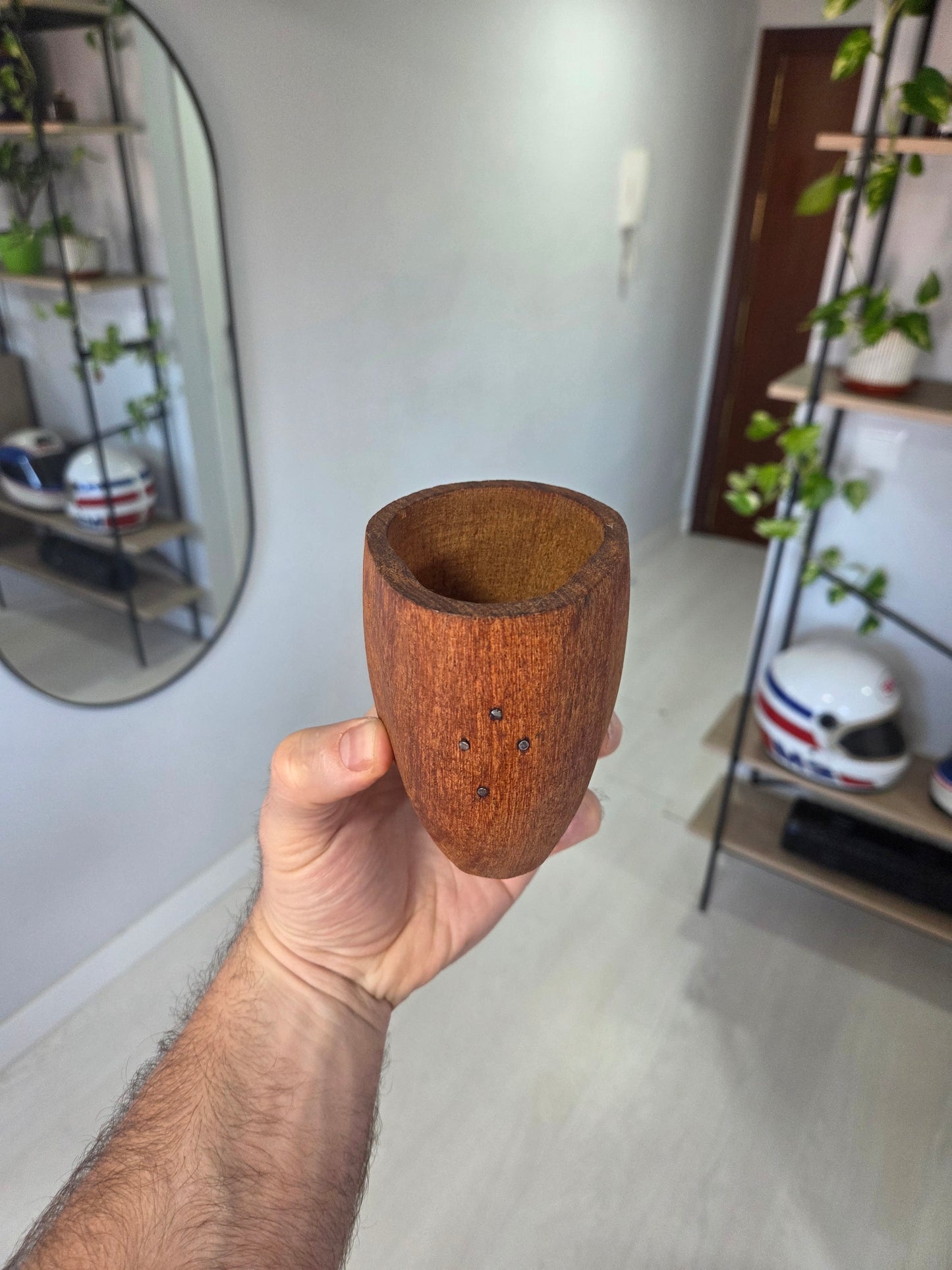 Vista superior de mate ranchero de madera cruda de algarrobo macizo.