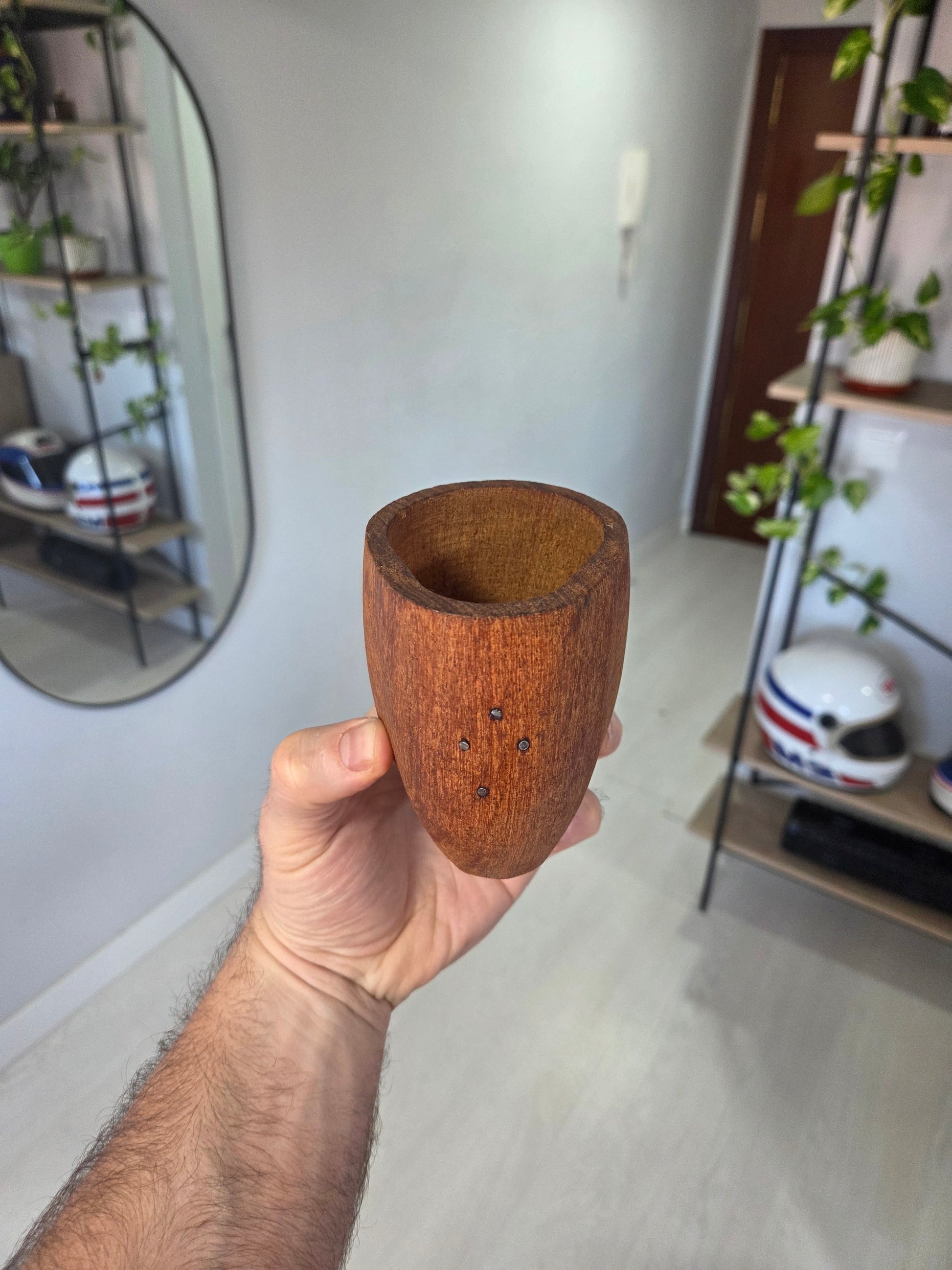 Vista superior de mate ranchero de madera cruda de algarrobo macizo.