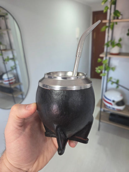 Mate torpedo de calabaza forrado en cuero negro con virola de acero con bombilla como referencia. 