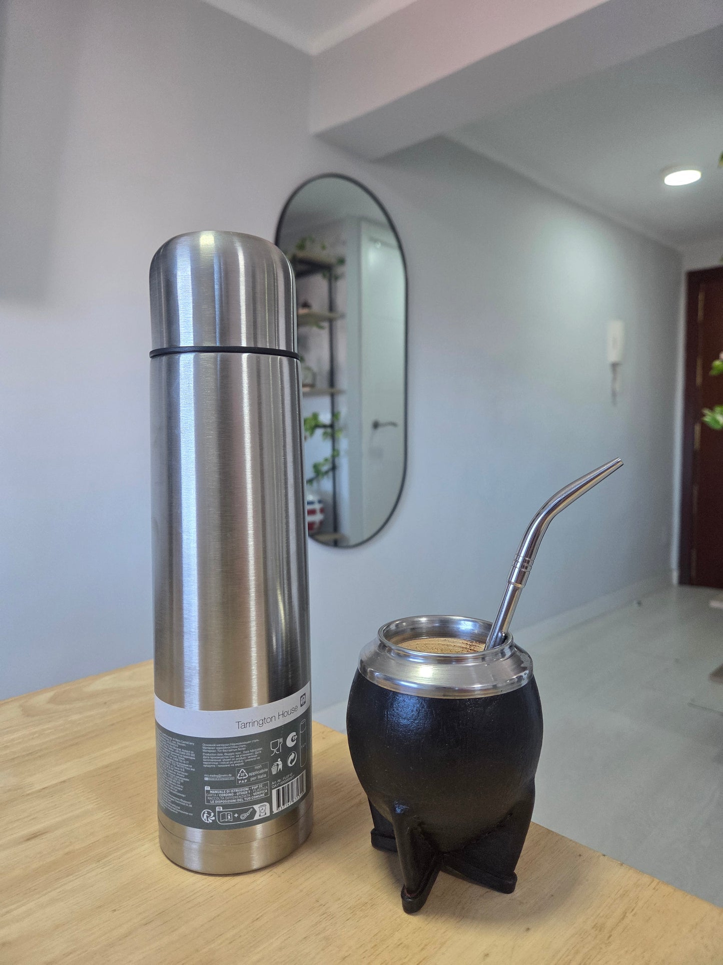 Mate torpedo de calabaza forrado en cuero negro con virola de acero con termo como referencia. 