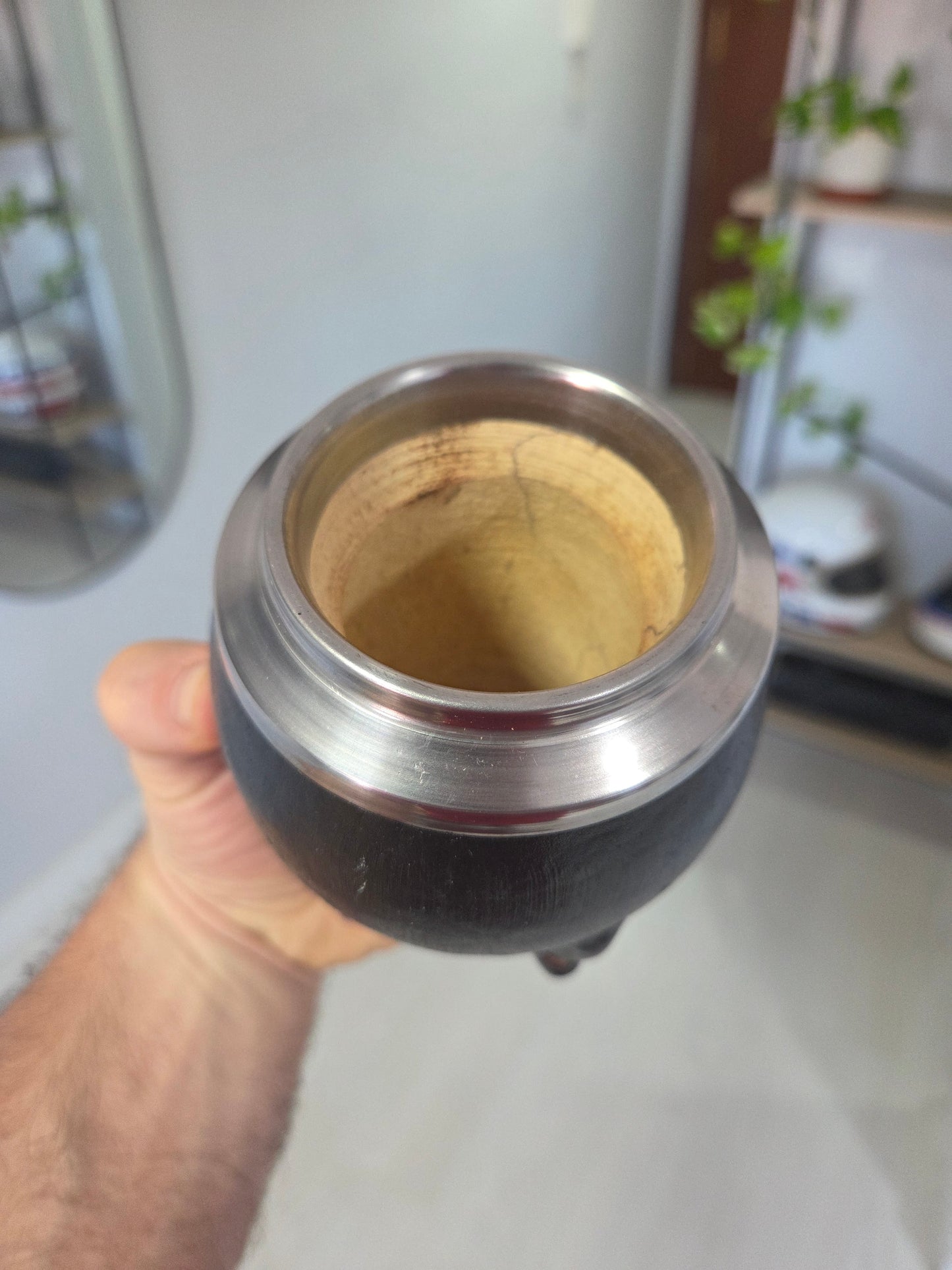 Vista superior con detalle del interior del mate torpedo de calabaza forrado en cuero negro con virola de acero.