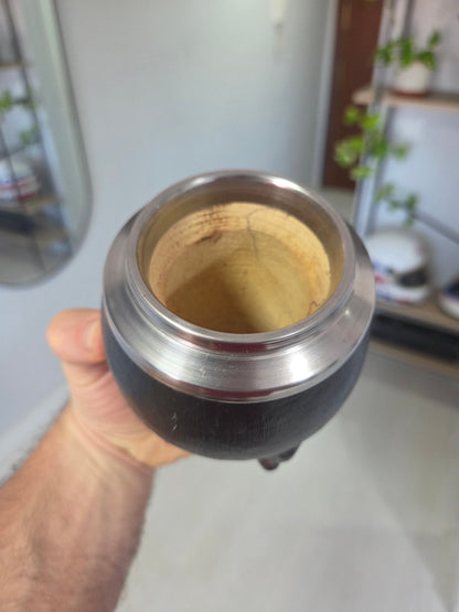 Vista superior con detalle del interior del mate torpedo de calabaza forrado en cuero negro con virola de acero.