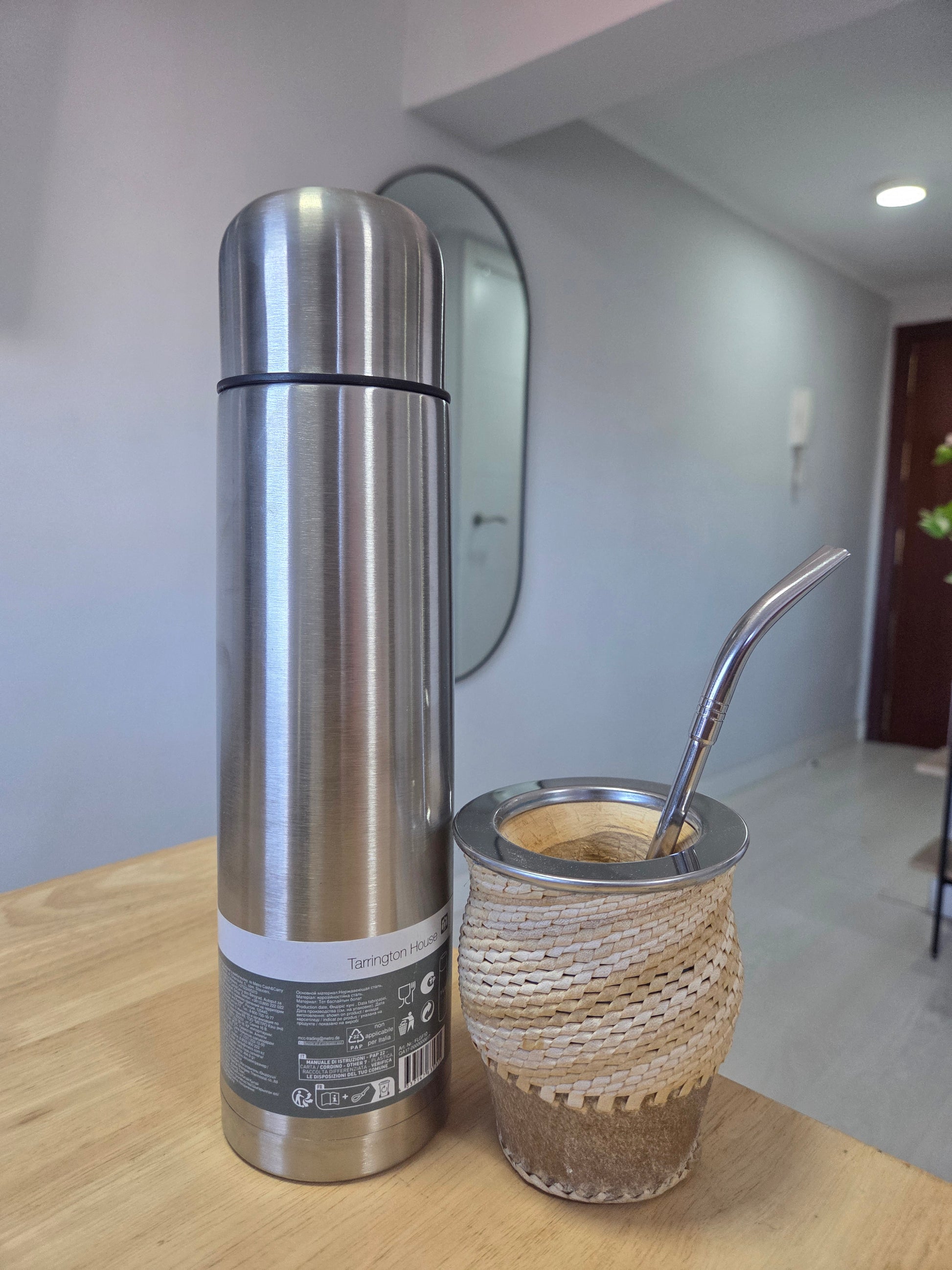 Vista frontal mate trenzado de calabaza con cuero crudo artesanal con termo para referencia de tamaño. 