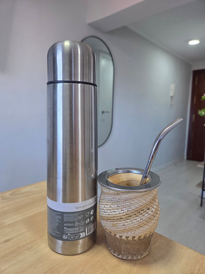 Vista frontal mate trenzado de calabaza con cuero crudo artesanal con termo para referencia de tamaño. 