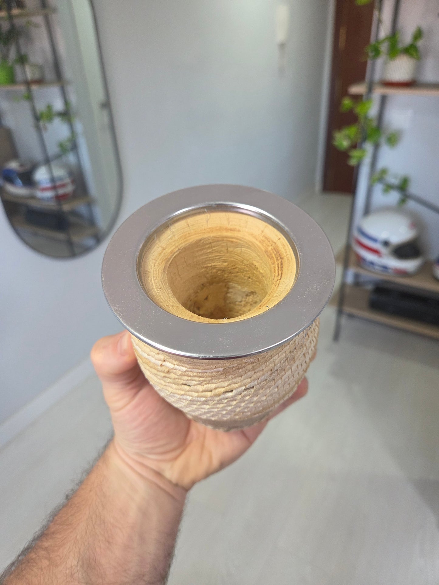 Vista superior mate trenzado de calabaza con cuero crudo artesanal con detalle del interior. 