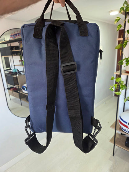 Parte trasera de la mochila matera azul con las correas negras ajustables extendidas para llevar en la espalda.