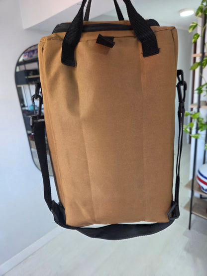 Vista trasera de la matera beige con las correas desmontadas, lista para usar como bolso de mano.