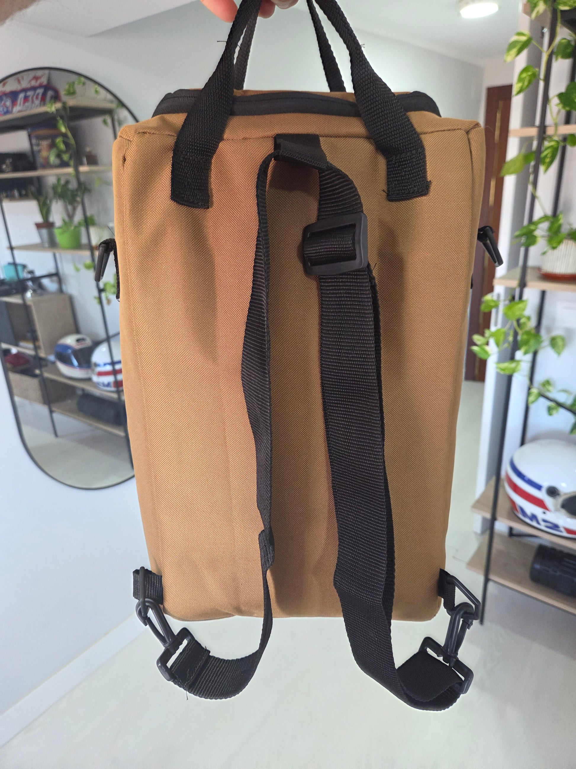 Parte trasera de la mochila matera beige mostrando las correas negras ajustables para usar como mochila.