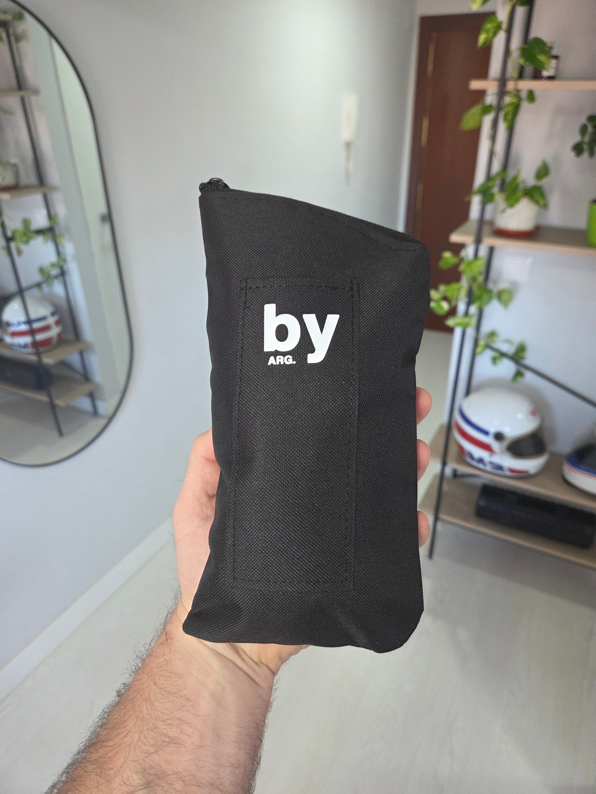 Yerbero de tela negro compacto con cremallera para yerba mate.
