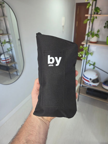 Yerbero de tela negro compacto con cremallera para yerba mate.