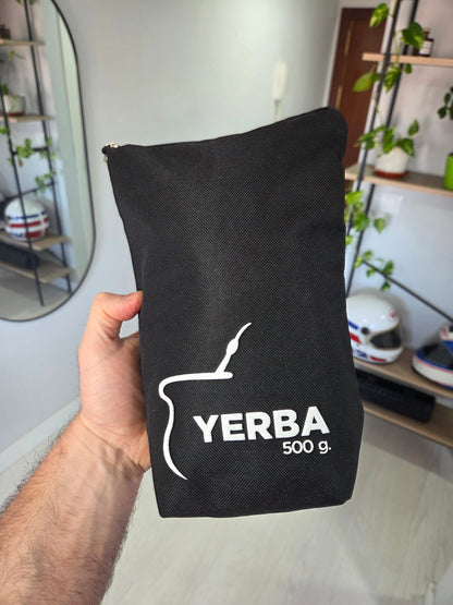 Yerbero de tela de 500g negro visto de frente, con logo impreso y cierre de cremallera en la parte superior.