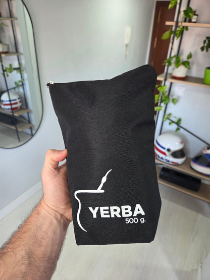 Yerbero de tela negro para medio kilo de yerba mate, mostrando su diseño flexible y cierre hermético superior.