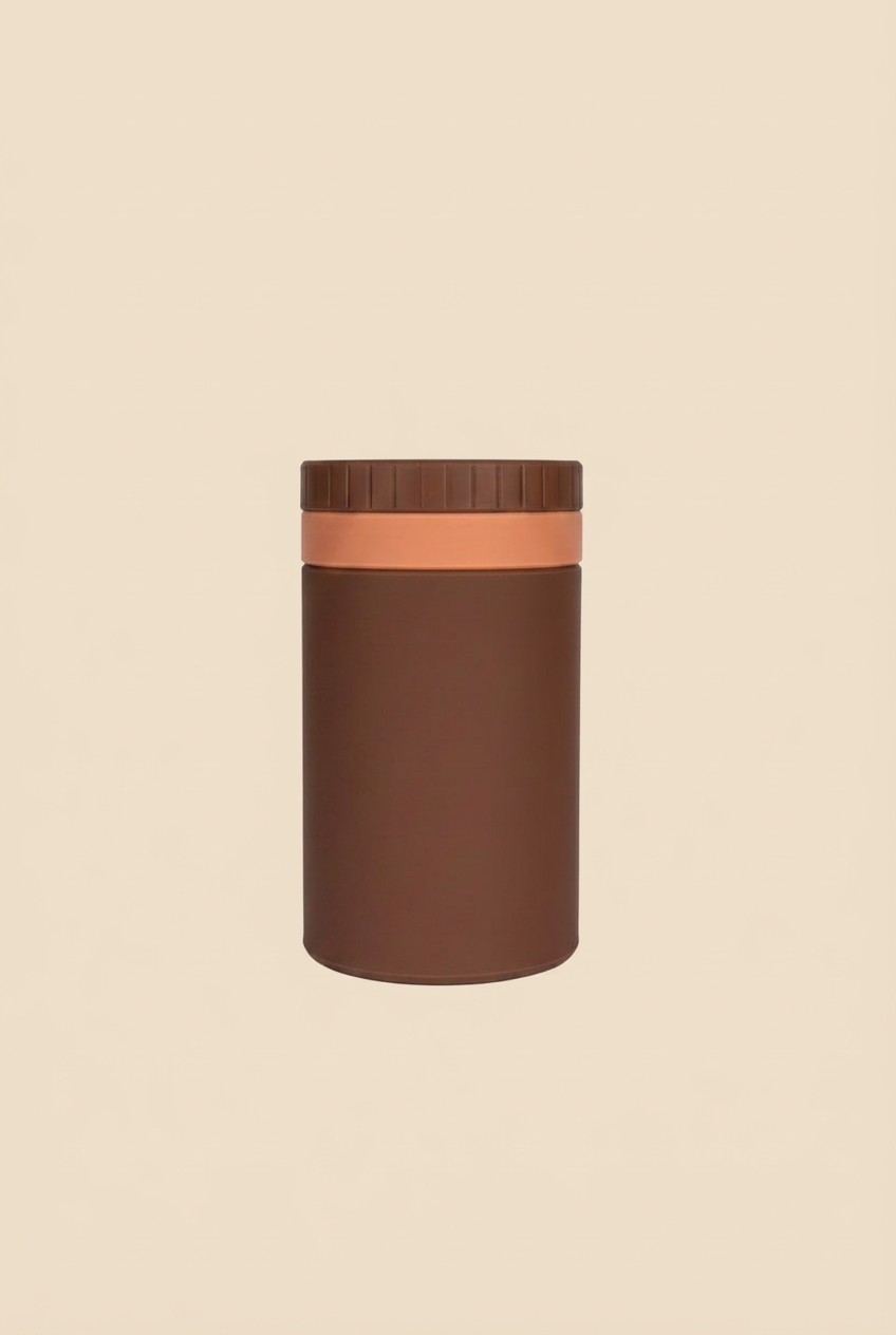 Despolvillador marrón con fondo beige sin sombras