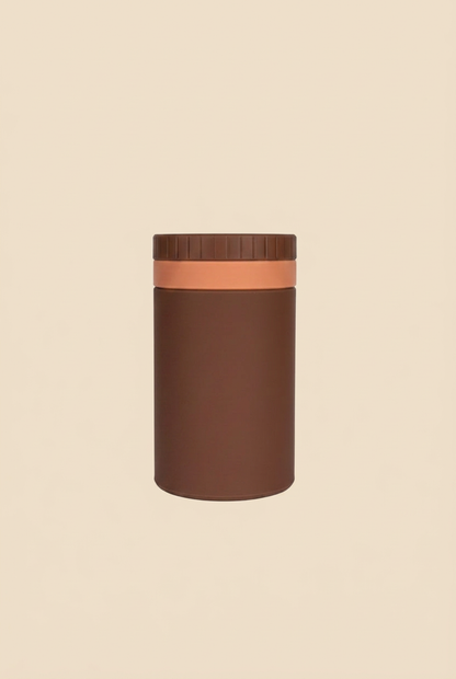 Despolvillador marrón con fondo beige sin sombras