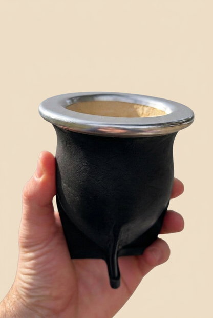 Mate Camionero de Calabaza negro vista interior sostenido en una mano sobre fondo beige