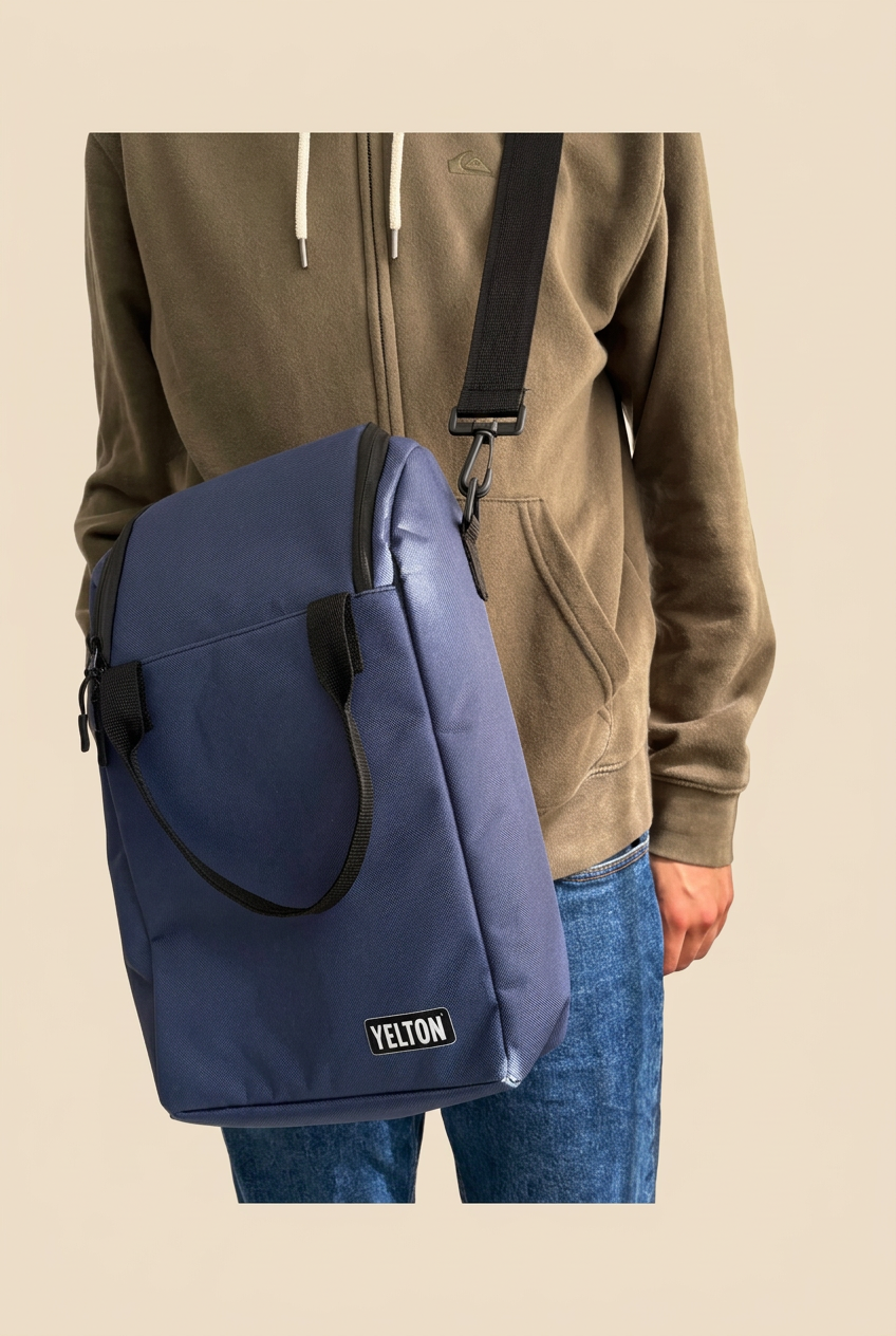 Matera Mochila de Tela azul llevada por una persona sobre fondo beige