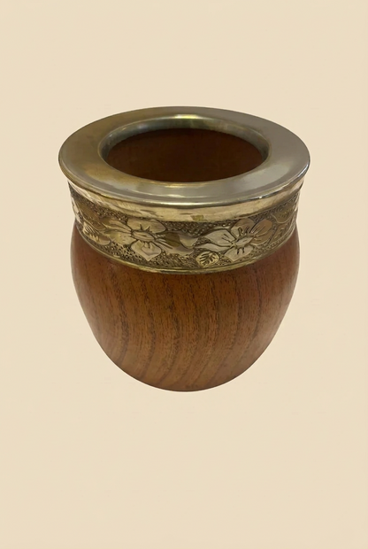 Mate Imperial de Algarrobo y Alpaca grabado floral sobre fondo beige