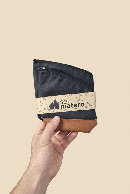 Set yerberos negro sostenido en una mano sobre fondo beige
