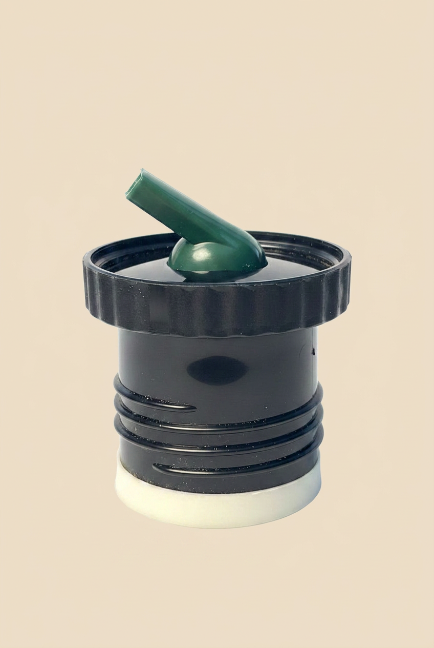 Tapón negro con pico verde sobre fondo beige sin sombras